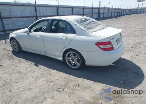 2010 Mercedes-Benz C 300 Luxury/Sport z USA, uszkodzony, nr VIN WDDGF5EB8AF421926